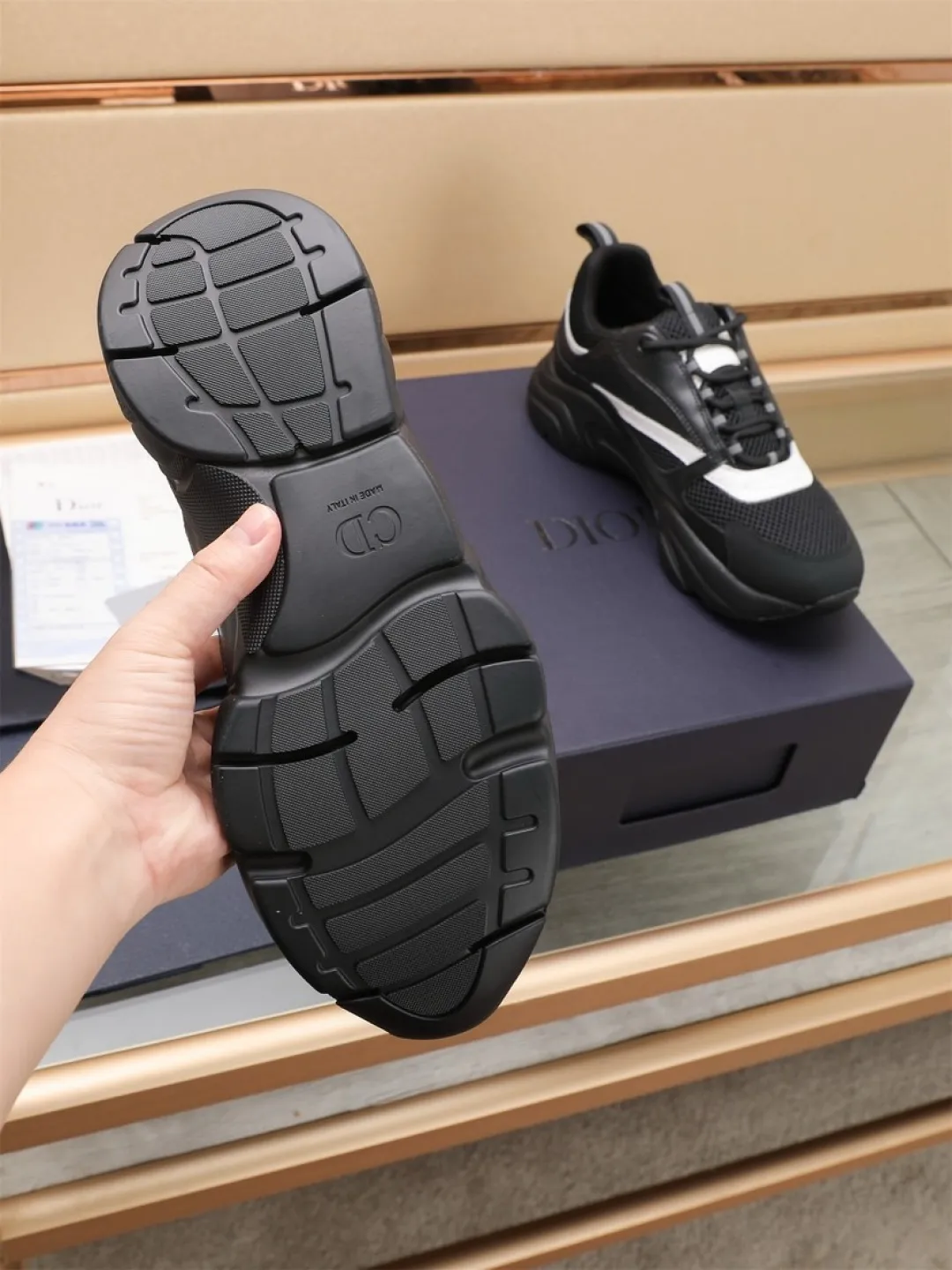 Men's shoes 💰P460💰【Dior】Dior✨ is online at the same time👏 This casual sneaker is a new product in the series and continues Di*r's classic style. The upper is made of original mesh and cow leather, with a two-color textured outsole, and the brand's iconic details on the rear collar and heel to enhance the style. Fashionable and versatile. Wear it with jeans or slacks for a casual look. Size: 38-44 (45 customized)